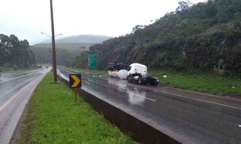 Carreta ficou na marginal da rodovia e, por medida de segurana, o trnsito foi interditado parcialmente (foto: Via-040/ Divulgao )