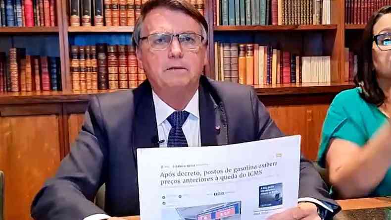 Bolsonaro mostra folha com a matria do jornal Estado de Minas