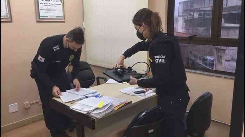 Policiais civis apreenderam documentos, aparelhos eletrnicos, notebooks e smartphones na Cmara Municipal de Nova Lima, Regio Metropolitana de Belo Horizonte, nesta tera-feira (11/5).(foto: PCMG/Divulgao)