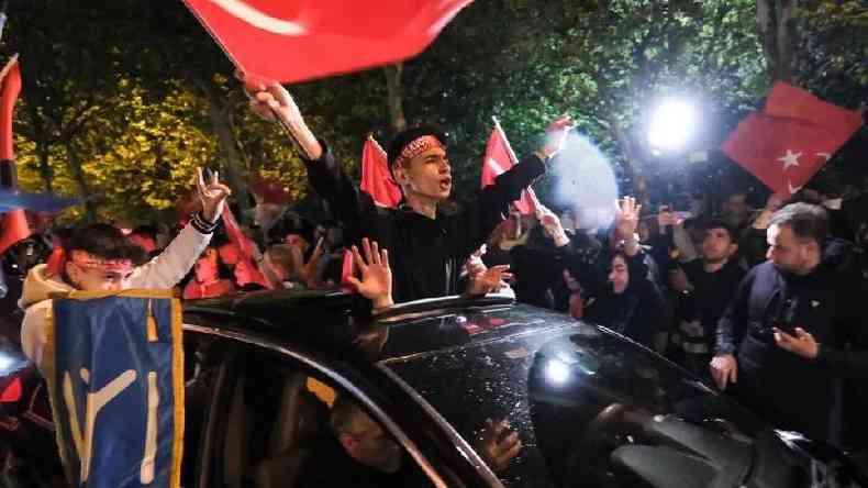 As celebraes pr-Erdogan continuaram noite adentro na maior cidade de Istambul