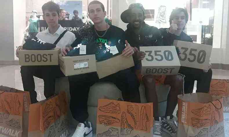 Gabriel e os amigos compraram o Yeezy com o desconto aplicado no relanamento(foto: Jair Amaral/EM/D. A. Press)