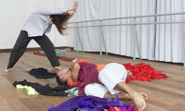 Bailarino e bailarina fazem performance do espetculo 'Primeiro Ato 40 anos - Tecidos na pele'