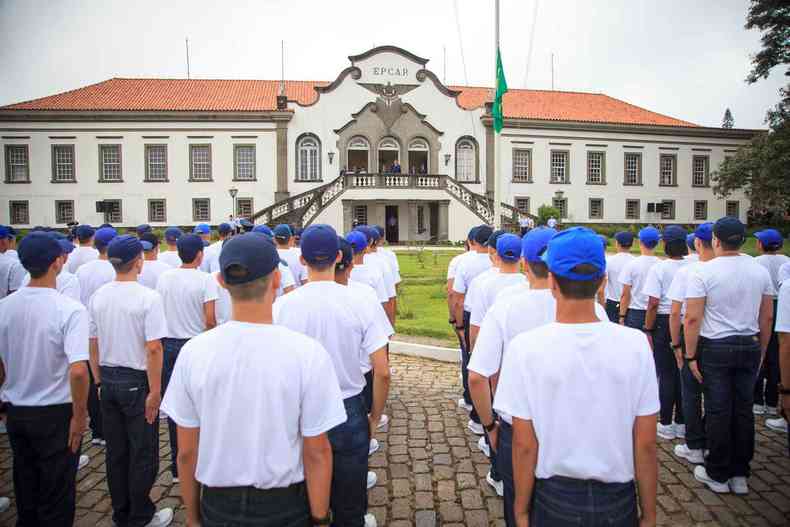 As aulas, para os aprovados em todas as fases, comeam em 15 de janeiro de 2022 na sede da instituio em Barbacena(foto: EPCAR/Divulgao)