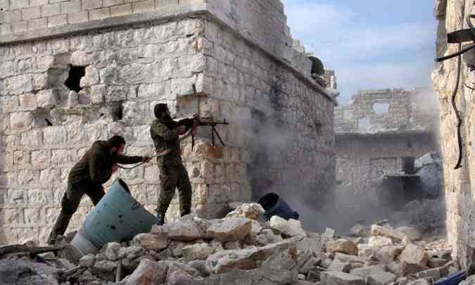 Rebeldes na linha de frente em confronto contra foras do governo srio no norte de Aleppo(foto: KARAM AL-MASRI / AFP)