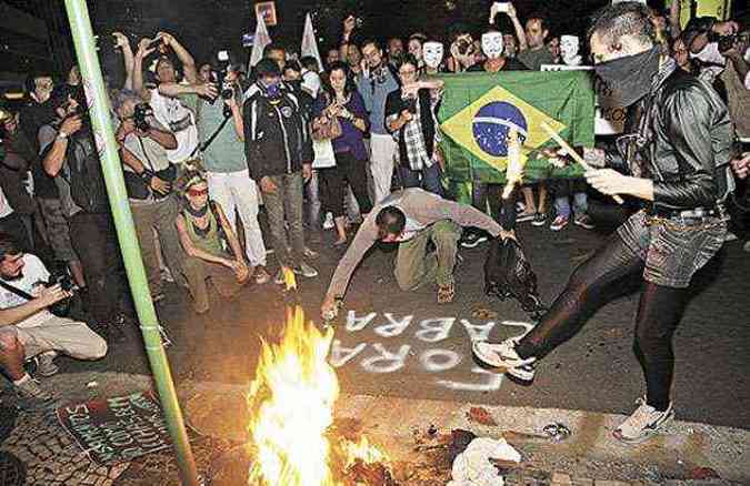 H mais de um ms, manifestantes marcam ponto no prdio de Cabral(foto: Zulmair Rocha/Folhapress - 17/7/13)
