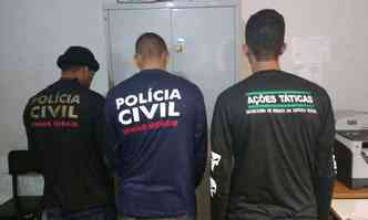 Trio usava camisas da Polcia Civil e, segundo testemunha, fugiram depois da aproximao da PM(foto: Polcia Militar/Divulgao)