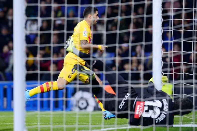 Luís Suárez foi um dos poucos a brilhar na atuação apagada do Barcelona diante do lanterna Espanyol(foto: PAU BARRENA/AFP) Luís Suárez foi um dos poucos a brilhar na atuação apagada do Barcelona diante do lanterna Espanyol(foto: PAU BARRENA/AFP)