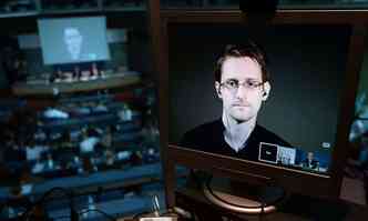 Vdeo conferncia  a forma encontrada por Snowden para continuar participando de eventos(foto: FREDERICK FLORIN/AFP PHOTO)