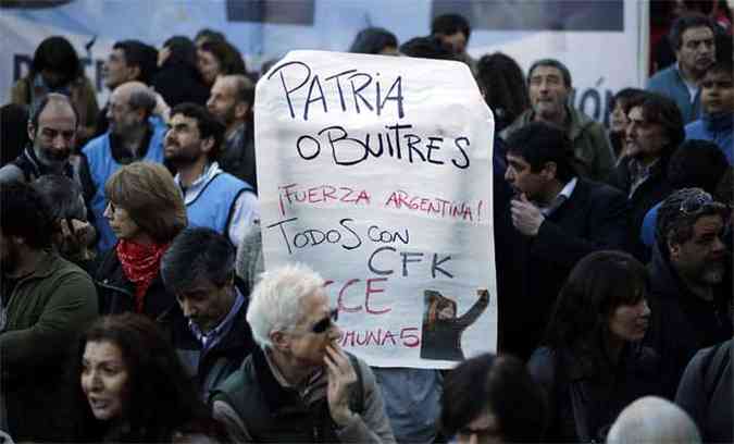 Demonstraes de apoio  presidente Cristina Fernandz de Kirsner (CFK) foram vistas ontem nas ruas de Buenos Aires (foto: REUTERS/Marcos Brindicci )