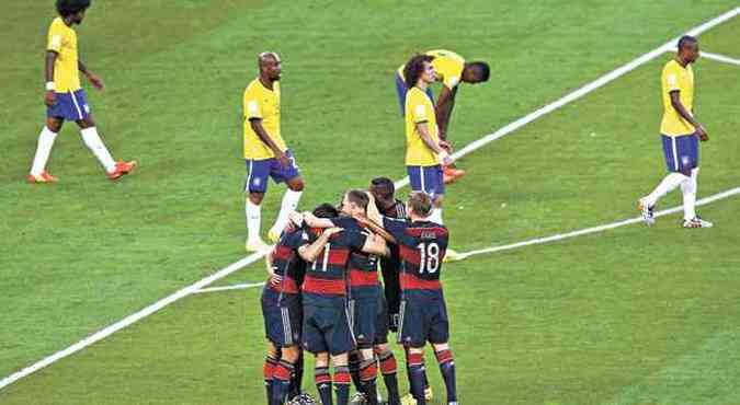 Brasil x Alemanha, no Mineiro, na sexta-feira: contraste tcnico entre as duas selees na histrica derrota brasileira nas semifinais tambm existe na estrutura por trs do futebol nos respectivos pases (foto: Leonhard Foeger/reuters)