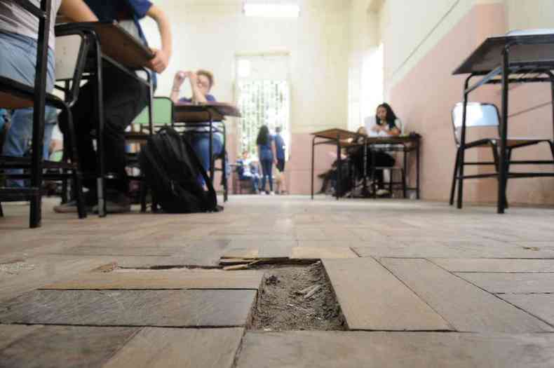 Em algumas salas de aula, tacos dos pisos esto soltos(foto: Leandro Couri/EM/DA PRESS)