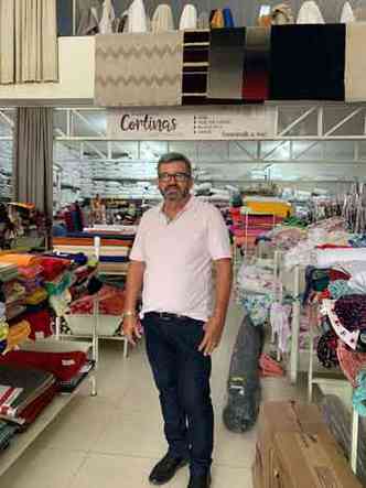 Proprietrio de loja de roupas, em Salinas, Edinei Arajo e a mulher, Nidinha, buscam recuperao