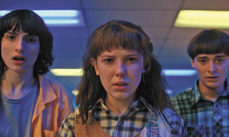 Atores de 'Stranger things' fazem cara de espanto em cena da srie
