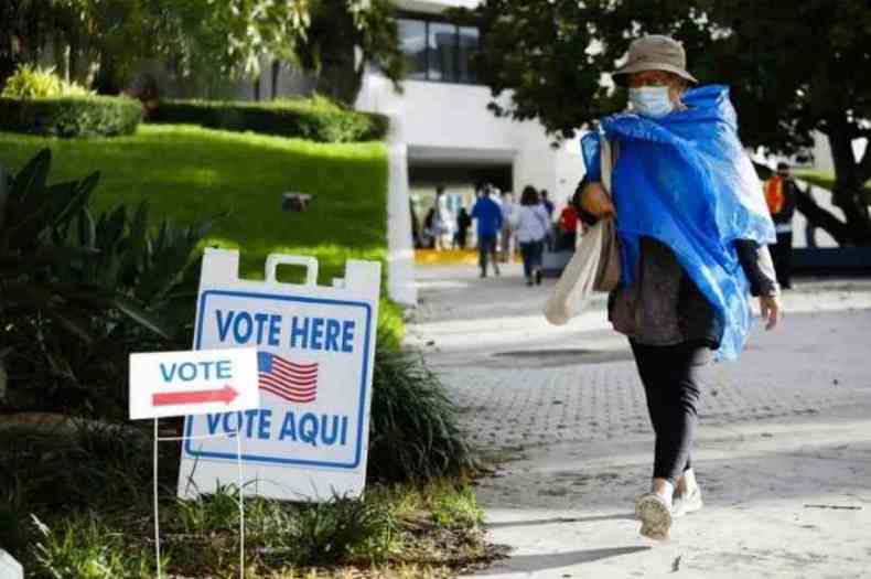 Eleitora chega para votar em Miami