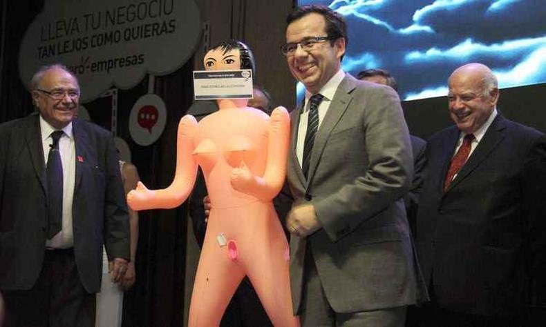 O ministro da Economia do Chile, Luis Felipe C�spedes, recebe uma boneca infl�vel do presidente da Associa��o de Exportadores e Fabricantes (Asexma) Roberto Fantuzzi durante evento (foto: AFP / George CADENAS )