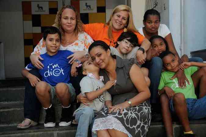 Cidinha Campos (no centro, ao alto) e outras heronas da ADI com seus filhos: em vez de abatimento e queixas, determinao para mudar realidade (foto: Cristina Horta/EM/D.A Press)