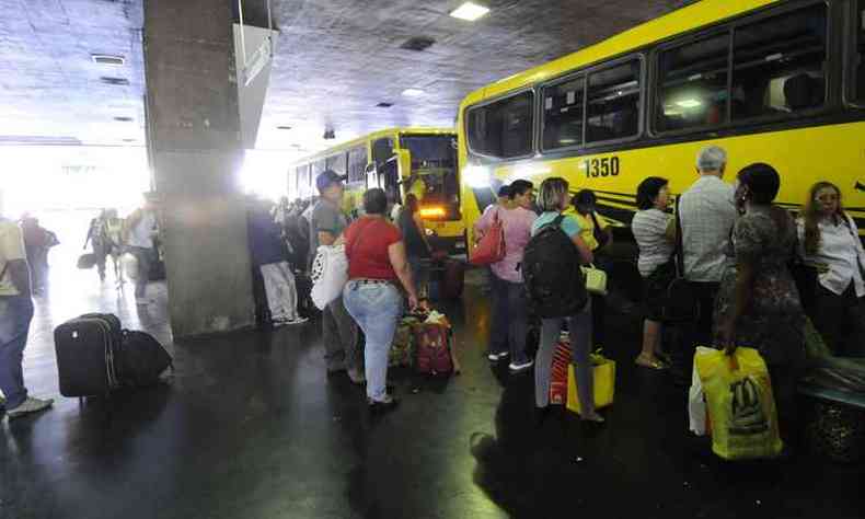 Empresas comunicaram dificuldades em manter a operao normal das viagens e, por isso, houve a necessidade de reduo no quadro de horrios (foto: Jair Amaral/EM/ D.A Press)