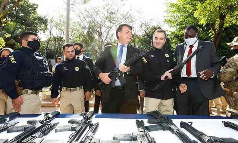 Bolsonaro observa armas e granadas