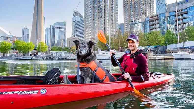 Molly e Toby Heaps andam de caiaque no Lago Ontrio