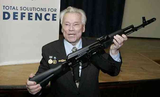 Kalashnikov morreu nesta segunda-feira, aos 94 anos(foto: MAXIM MARMUR / AFP)
