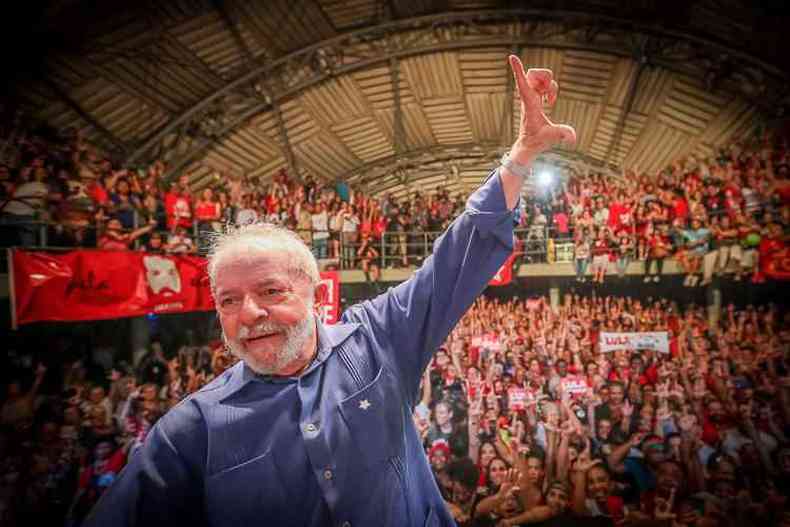 Lula com apoiadores em palanque