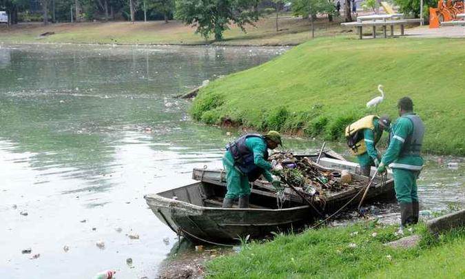 Uma das três ações de manutenção que fazem parte do condomínio da Lagoa da Pampulha é a remoção do lixo, ao custo de R$ 1,5 milhão por ano(foto: Beto Novaes/EM/D.A PRESS) Uma das três ações de manutenção que fazem parte do condomínio da Lagoa da Pampulha é a remoção do lixo, ao custo de R$ 1,5 milhão por ano(foto: Beto Novaes/EM/D.A PRESS)