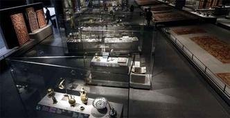 Os 3.000 metros quadrados da ala, dividida em dois andares, percorrem a arte isl�mica do s�culo VII at� o s�culo XIX em 3.000 pe�as.(foto: AFP PHOTO / KENZO TRIBOUILLARD)