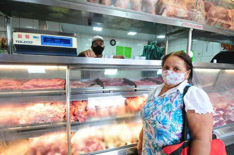 A auxiliar de enfermagem Tnia Mara, de 58 anos, diz que desistiu do frango e passou a comprar midos: 'Estou levando fgado de frango hoje'(foto: Leandro Couri/EM/D.A.Press)