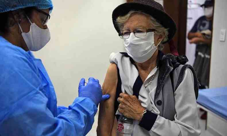 Segundo o estudo, vacinao reduz o risco de morte em idosos internados nas UTIs(foto: AFP / Norberto Duarte)