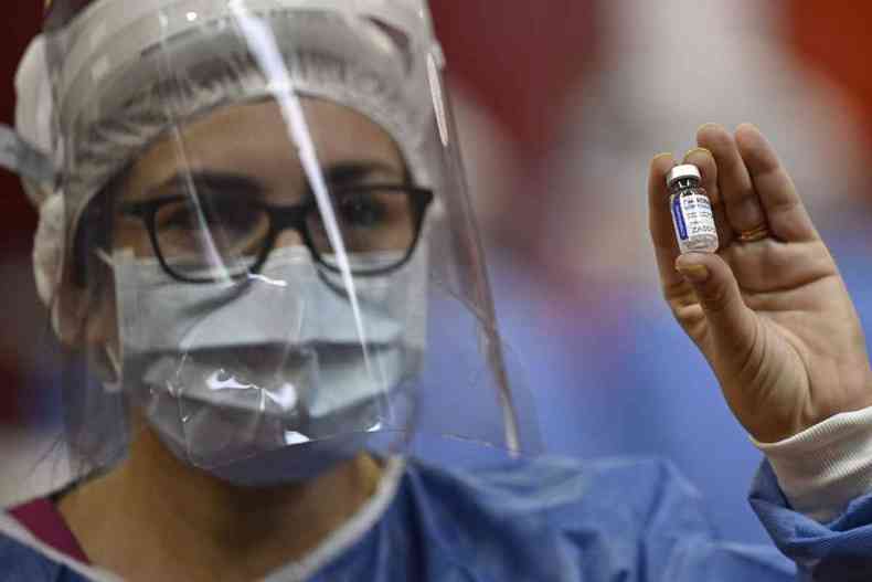 Enfermeira argentina segura dose da vacina russa SputnikV em Buenos Aires(foto: JUAN MABROMATA/AFP)