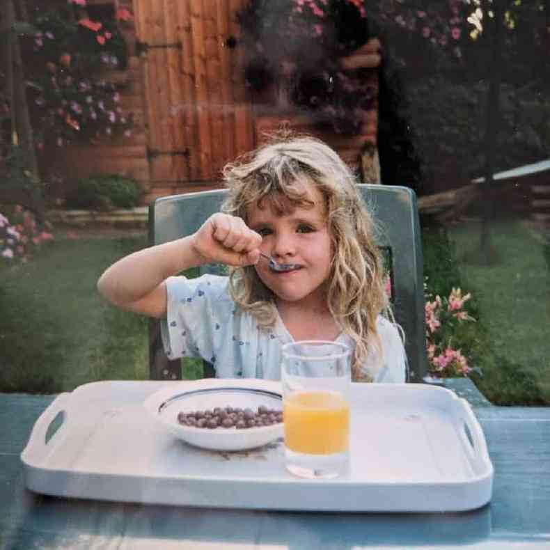 Loretta ainda criana comendo caf da manh de Mavis no jardim(foto: Loretta Harmes)