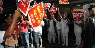 Trabalhadores da capital e de outros municpios protestam na porta do Hospital Joo XXIII(foto: Paulo Filgueiras/EM/DA Press)