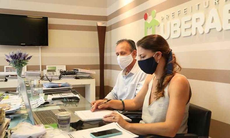 O prefeito de Uberaba, Paulo Piaue e a secret�ria municipal adjunta interina de Desenvolvimento Econ�mico, Turismo e Inova��o, Anne Roy N�brega durante o encontro virtual com investidores estrangeiros(foto: Prefeitura de Uberaba/Divulga��o)