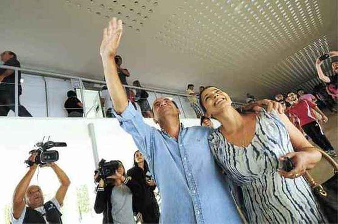 Alexandre Kalil votou ao lado da mulher, Ana, no Colégio Estadual Central, e disse que aprendeu muito com a população durante a campanha (foto: Euler Jr./EM/D.A Press) Alexandre Kalil votou ao lado da mulher, Ana, no Colégio Estadual Central, e disse que aprendeu muito com a população durante a campanha (foto: Euler Jr./EM/D.A Press)