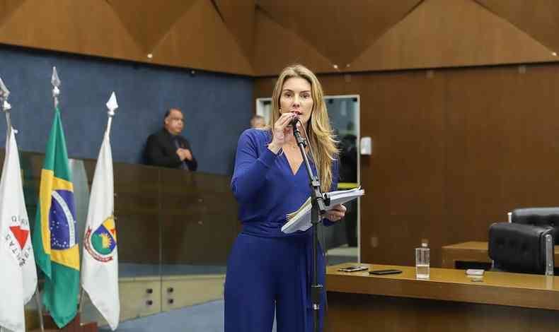 Vereadora Flávia Borja, vestida de calça e blusa azul, discursa no plenário da Câmara Municipal de Belo Horizonte