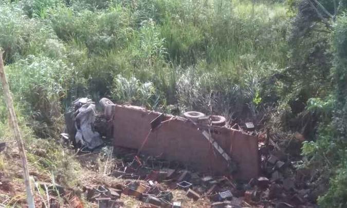Carga de batata doce se espalhou na ribanceira de aproximadamente 40 metros de altura (foto: Polícia Rodoviária Federal/ Divulgação) Carga de batata doce se espalhou na ribanceira de aproximadamente 40 metros de altura (foto: Polícia Rodoviária Federal/ Divulgação)