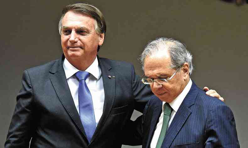 Bolsonaro e Guedes se abraçando
