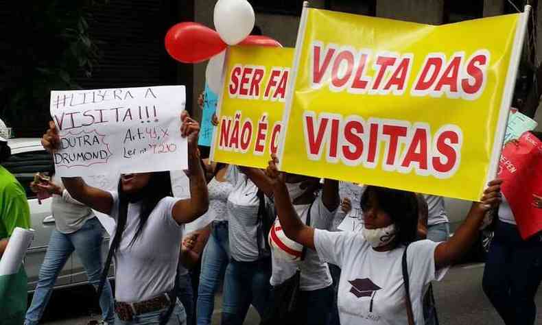 Manifestantes sobrem Rua Guajajaras, no Centro da capital mineira (foto: Juarez Rodrigues/EM/DA Press)