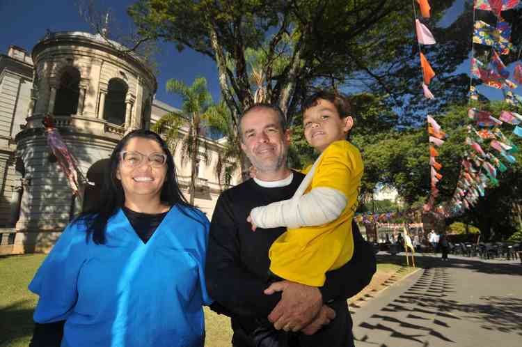 O casal Daniele Damasceno e Mrio Dutra, com o filho Lus Fernando Dutra 