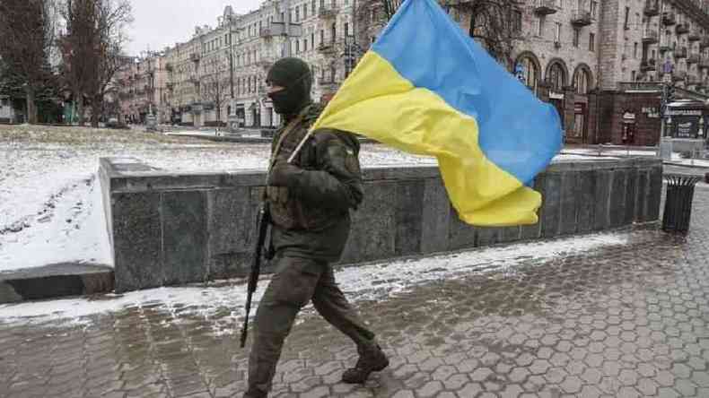 Soldado caminha em Kiev