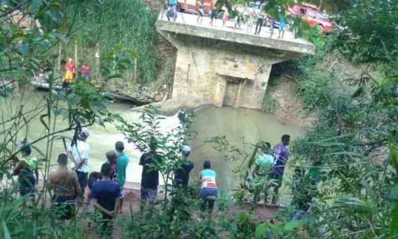 Mergulhadores procuram por rapaz desaparecido em Raposos. Vtima se afogou em uma barragem (foto: Divulgao/Corpo de Bombeiros)