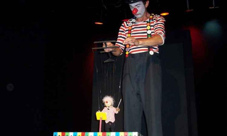 No espetculo infantil Espetaclim, os bonecos so manipulados por um palhao (foto: Divulao/PBH)