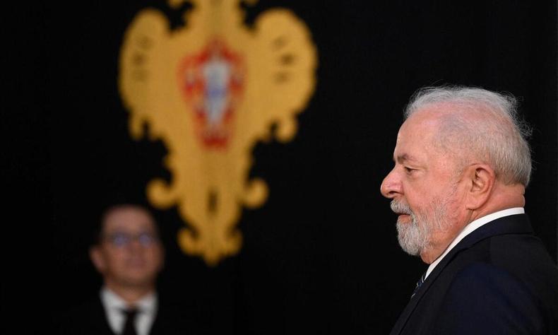 Durante entrevista coletiva em Portugal, presidente brasileiro destacou papel dos governantes em conter cenário de mudanças climáticas(foto: PATRICIA DE MELO MOREIRA / AFP) Lula em Portugal
