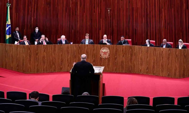 Plenrio do Tribunal Superior Eleitoral durante a votao de ontem, que respondeu a consulta encaminhada por parlamentares da oposio: restrio foi acrescentada  legislao vigente