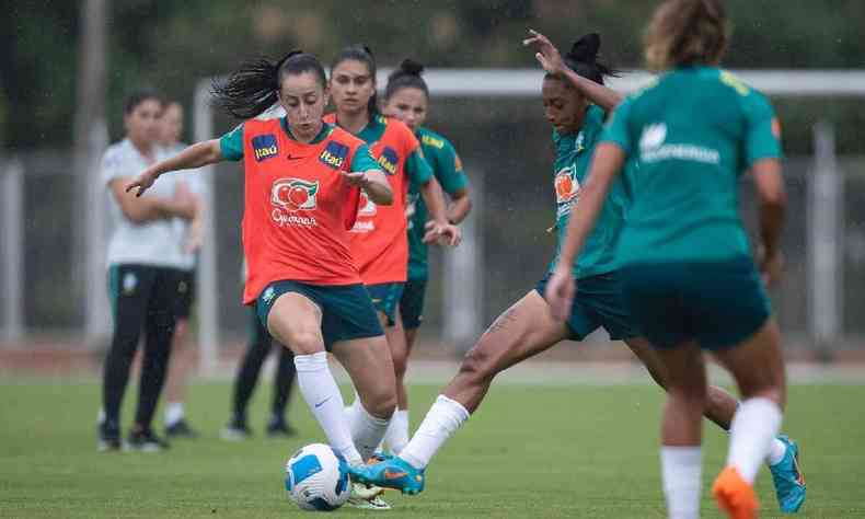 Seleo Brasileira feminina de futebol treina na Colmbia para as semifinais da Copa Amrica, contra o Paraguai