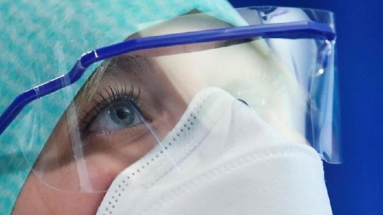 Um mdico trabalha em uma unidade de tratamento intensivo para pacientes da Covid em Anturpia, Blgica