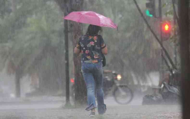Chuva pega mulher de surpresa em Belo Horizonte
