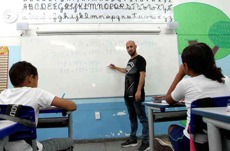 Professor de duas escolas municipais, Fábio Machado usa jogos para ensinar matemática e ciência e colher resultados que o orgulham