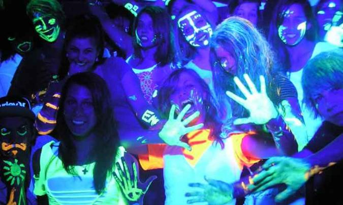 Uso de maquiagem fosforescente em festas e raves: efeito radical.(foto: MMEfeitos/Divulgação) Uso de maquiagem fosforescente em festas e raves: efeito radical.(foto: MMEfeitos/Divulgação)