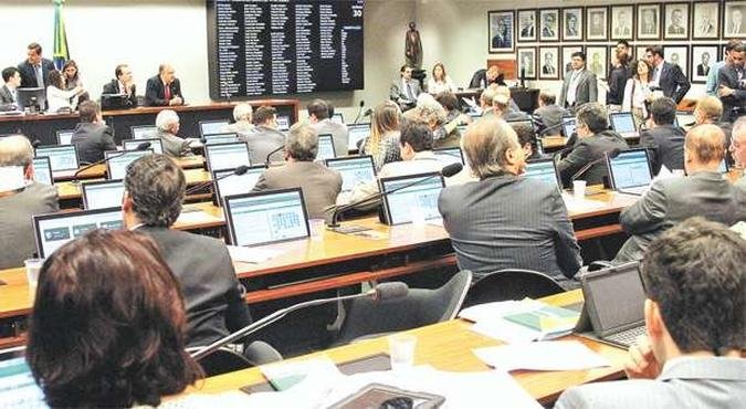 As duas PECs aprovadas serão reagrupadas e vão agora tramitar em comissão especial, que terá um prazo de 10 dias para analisá-las (foto: Viola Júnior/Agência Câmara) As duas PECs aprovadas serão reagrupadas e vão agora tramitar em comissão especial, que terá um prazo de 10 dias para analisá-las (foto: Viola Júnior/Agência Câmara)